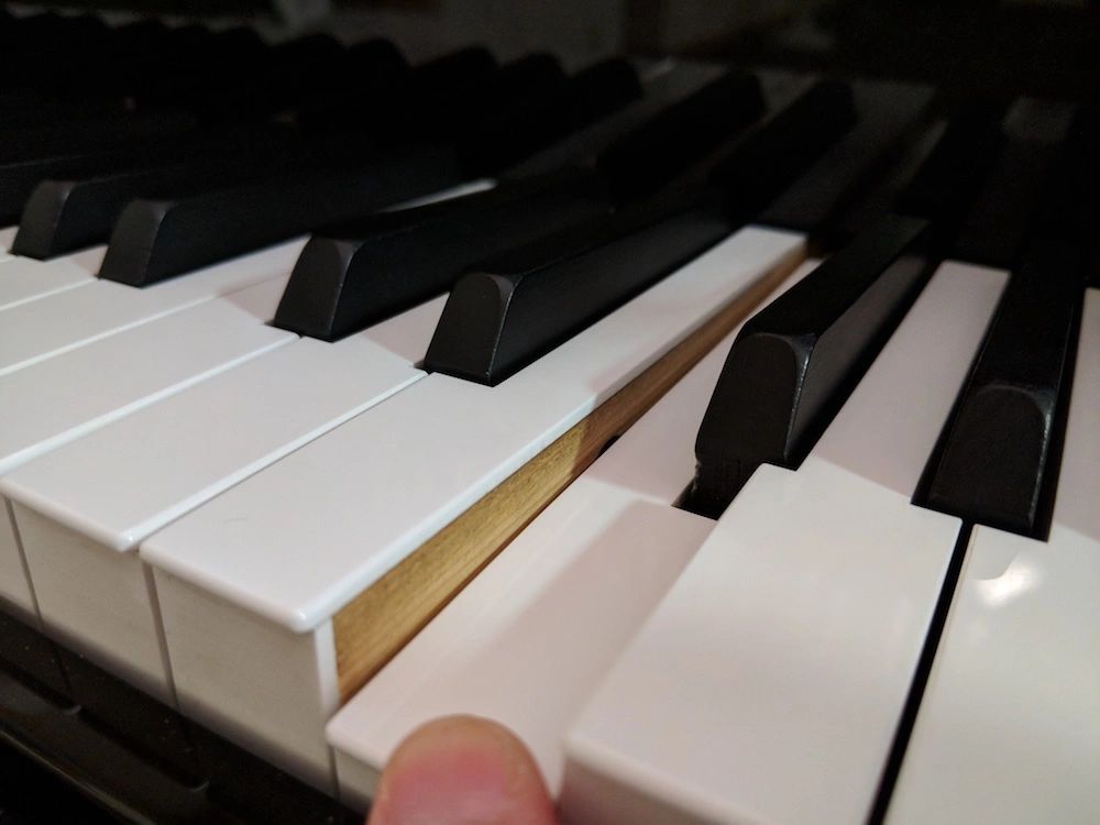 Yamaha CLP845 wood white keys